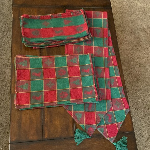 Garden Ridge Other - Christmas - 1 Table Runner, 8 Placemats & 8 Napkins - 100% Cotton